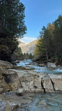 R&iacute;o con peque&ntilde;as cascadas y majestuosas monta&ntilde;as en el Parque Nacional de Ordesa