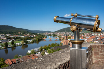 Ein blank poliertes Fernrohr mit der Altstadt Von Miltenberg in Bayern im Hintergrund