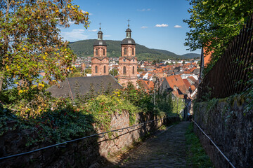 Ein alter Fußweg mit Kopfsteinpflaster der in die Altstadt von Miltenberg in Bayern führt