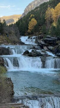 Peque&ntilde;as cascadas en el Parque Nacional de Ordesa