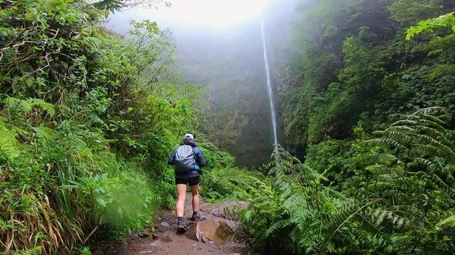 Waterfall in the Jungle Hiking Girl - Cascata nella giungla escursionista