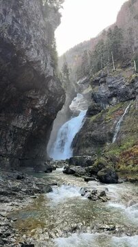 Cascada al amanecer con bruma en el Parque Nacional de Ordesa