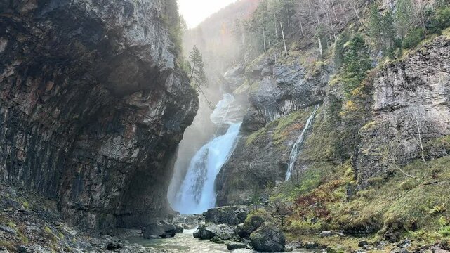 Cascada al amanecer con neblina en el Parque Nacional de Ordesa