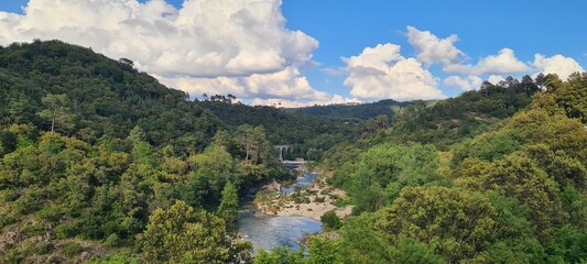 Viaduc du train à vapeur des Cévennes au-dessus du gardon de Saint-Jean