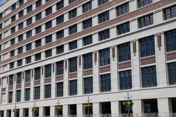 many windows of a architectural builiding in downtwon chicago waterfromnt
