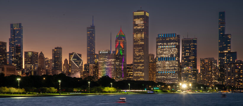 nightview of the chicago skyline at sunset