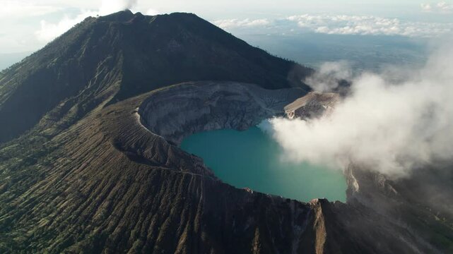 Volcan mont Ijen vu du ciel, lac d'eau bleue de souffre et fum&eacute;e blanche s'&eacute;chappant du crat&egrave;re actif au lev&eacute; du soleil. Java est, Indon&eacute;sie, Asie