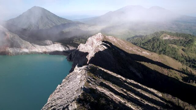Volcan mont Ijen vu du ciel, lac d'eau bleue de souffre et fum&eacute;e blanche s'&eacute;chappant du crat&egrave;re actif au lev&eacute; du soleil. Java est, Indon&eacute;sie, Asie