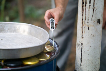 Measuring water temperature while boiling glass cans