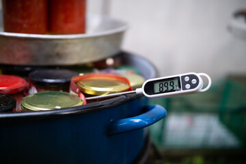 Measuring water temperature while boiling glass cans