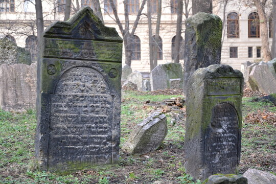 Tombes dans le vieux cimeti&egrave;re juif de Prague, dans l'ancien quartier juif de Josefov dans la Vieille Ville