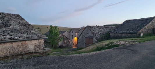 La hameau de Costeguison sur le causse Méjean au crépuscule © Arnaud