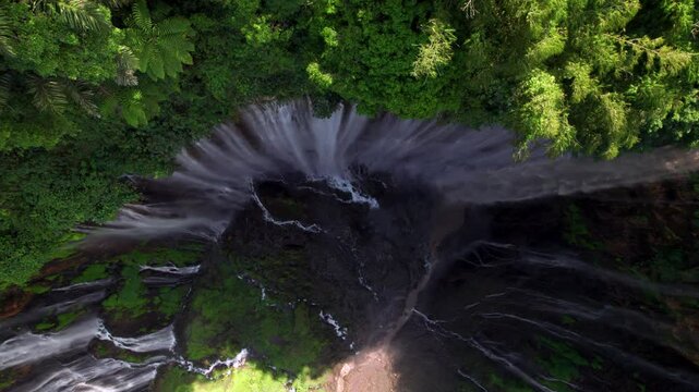 L'immense cascade de Tumpak Sewu, destination touristique de Java Est, Indon&eacute;sie, Asie  (vu du ciel)
