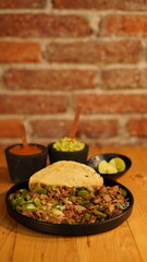 Tacos de alambre con queso y tortilla en Mexico, comida mexicana