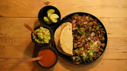 Tacos de alambre con queso y tortilla en Mexico, comida mexicana
