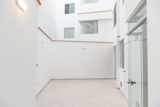 patio interno de de casa familiar con piso de loza