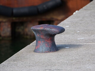Ship bollard - solid - The rusty cast iron bollards are impressive witnesses to maritime history.