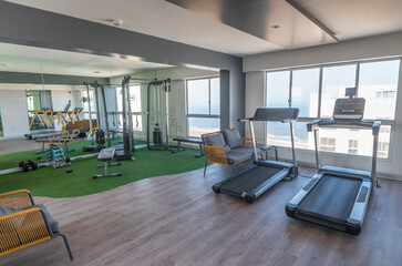 area de gimansio en edificio de departamentos equipado con mampara