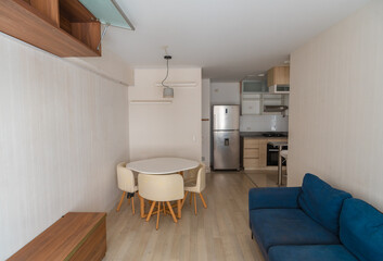 vista interna de sala de departamento amoblado, con acabados modernos , iluminado con piso de madera