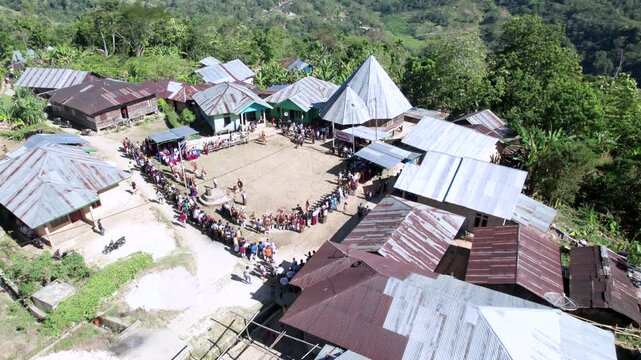 Un Village dans la Provin ce de Ruteng en Indon&eacute;sie en pleine c&eacute;r&eacute;monie traditionnel
