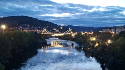 Panorámica nocturna del puente del Milenio en Ourense, Galicia