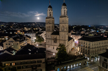 Obraz premium Beautiful aerial view of the church of Grossmünster in the city of Zurich in Switzerland al night 