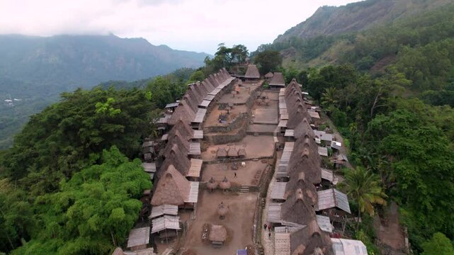 Village traditionnel de Bajawa vu du ciel, Flores, Indon&eacute;sie