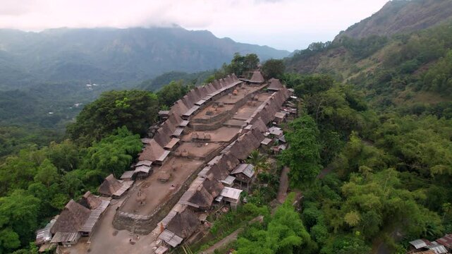 Village traditionnel de Bajawa vu du ciel, Flores, Indon&eacute;sie