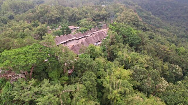 Village traditionnel de Bajawa vu du ciel, Flores, Indon&eacute;sie