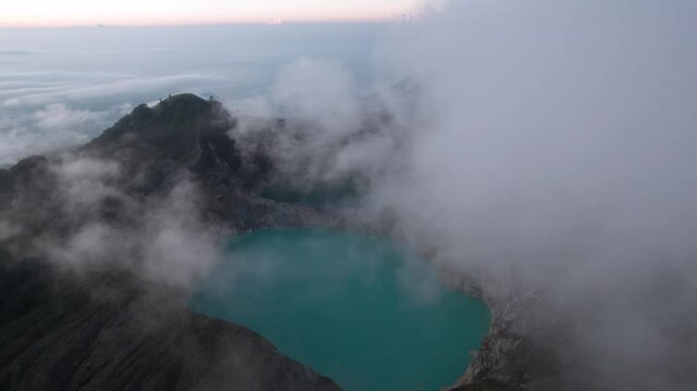 Vue a&eacute;rienne spectaculaire du volcan Kelimutu et de ses lacs color&eacute;s en Indon&eacute;sie - Drone