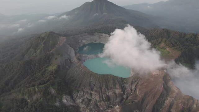 Vue a&eacute;rienne spectaculaire du volcan Kelimutu et de ses lacs color&eacute;s en Indon&eacute;sie - Drone