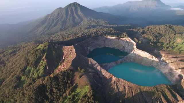 Vue a&eacute;rienne spectaculaire du volcan Kelimutu et de ses lacs color&eacute;s en Indon&eacute;sie - Drone
