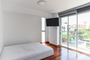cuarto de habitacion de casa o departamento moderno con cama y acabados de lujo con vista externa y...
