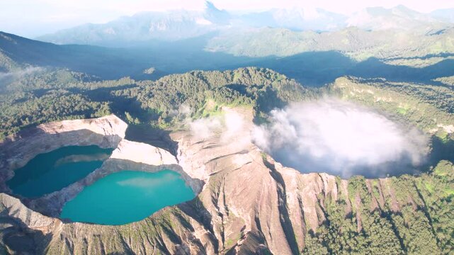 Vue a&eacute;rienne spectaculaire du volcan Kelimutu et de ses lacs color&eacute;s en Indon&eacute;sie - Drone