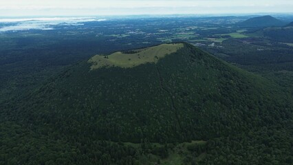 Naklejka premium drone photo Puy de Côme france europe