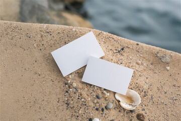 바다 모래사장 모래 위 명함 목업 템플릿