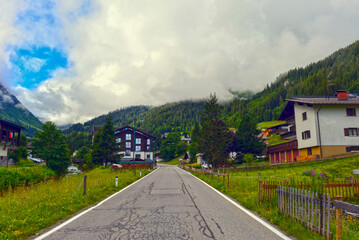 Fototapeta premium Gargellener Straße (L 192) zwischen St. Gallenkirch und Gargellen in Vorarlberg/Österreich