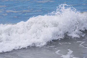 Fototapeta premium Breaking waves on the seashore