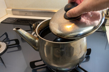 やかんの蓋を取る
