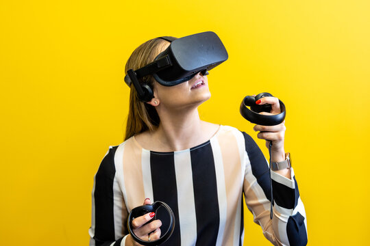 virtual reality, anatomy, hands-free device, student, university, hologram, augmented reality, using computer, learning, portable information device, teaching, quest, futuristic, modern, the way forwa