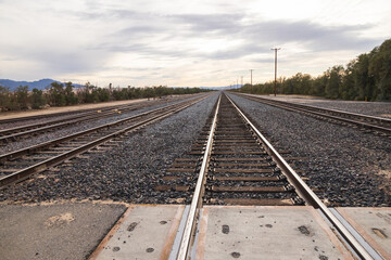 Obraz premium Train tracks through the desert