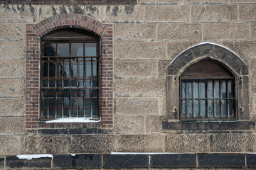 ブロック倉庫の外壁の窓
