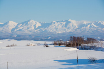 冬の晴れた日の雪原と雪山　十勝岳
