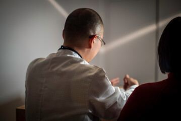 細かな作業をする男性