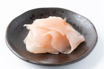 小皿に載ったガリ（生姜の甘酢漬け）