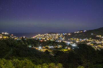 ニュージーランド　ウェリントンの夜景と夜空に広がるオーロラ