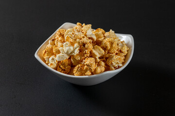キャラメルポップコーン　暗い背景　Caramel popcorn dark background