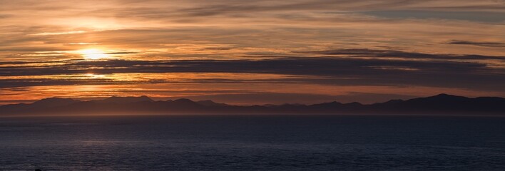 ニュージーランド　ウェリントン郊外のマカラビーチにあるマカラ・ウォークウェイの丘から見える南島とクック海峡と夕日
