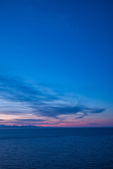 Obraz premium ニュージーランド ウェリントン郊外のマカラビーチにあるマカラ・ウォークウェイの丘から見えるクック海峡と夕焼け空