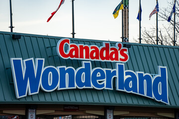 Naklejka premium Canada's Wonderland sign. Canada's Wonderland is amusement park. Vaughan, Canada - November 2, 2024.